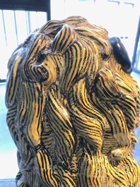 Une paire de grands mod&egrave;les de lions en fa&iuml;ence polychrome de Rouen, France, 18&egrave;me